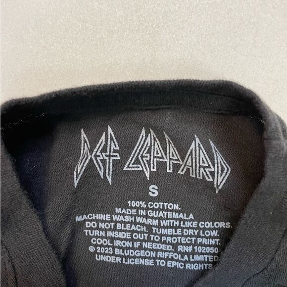 DEF LEPPARD Graphic T-shirt Women Small Black Short Sleeve Music - Picture 4 of 5